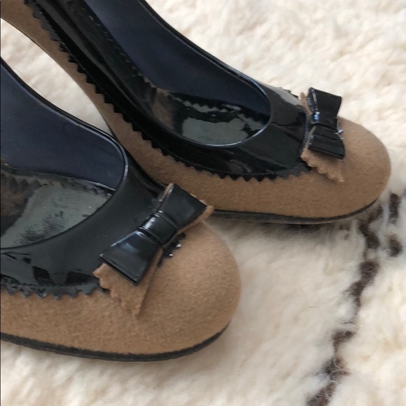 Marc Jacobs Tan Felted shoe wPatent Leather Detail - Picture 2 of 8